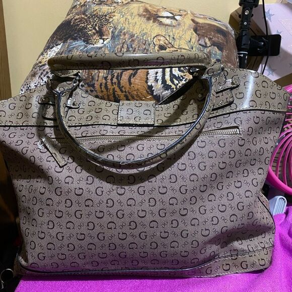 LARGE GUESS VINTAGE AND RARE SHOULDER PURSE - Picture 3 of 8